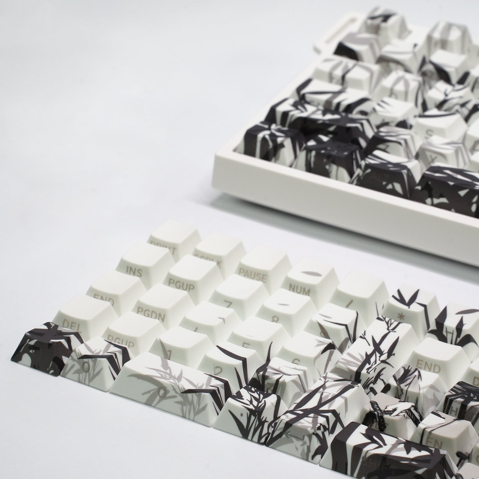 ATTACK SHARK SK02, 129 Tasten, seitlich bedruckte PBT-Tastenkappen, ANSI/ISO, fahrender Ritter